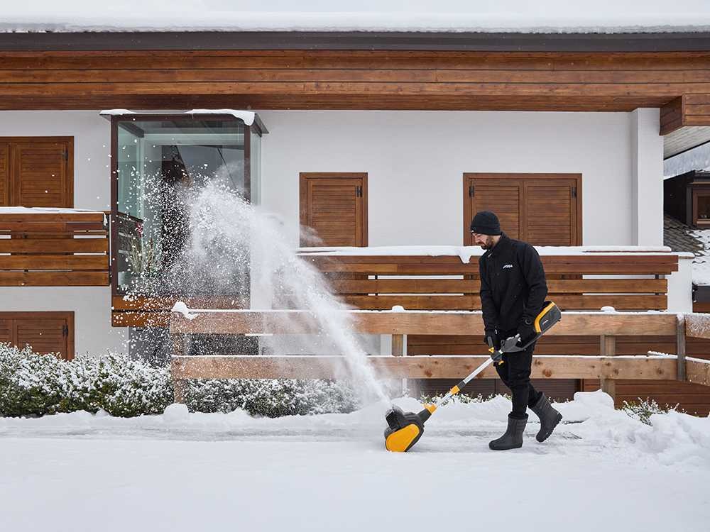 STIGA ST 300e Kit – 48V Akku-Schneefräse mit 2Ah Akku & Ladegerät, leicht & leise für frischen Schnee